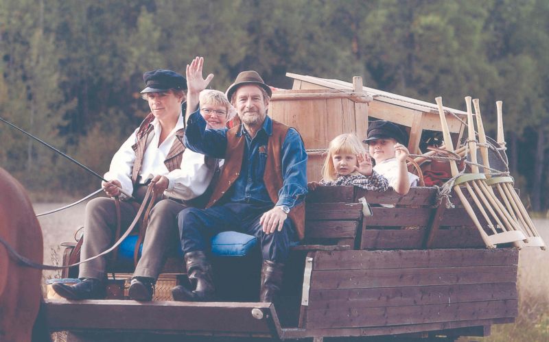 Statarlasset går från Gåde till Katrinedal 2003 i en rekonstruktion från 1903 då statarfamiljen Johansson flyttade med Jan Fridegård i en silltunna på lasset. Det var Jan Fridegårdsällskapet och Håbo Härads Hembygdsförening som anordnade resan 2003.